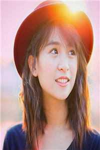 孙尚香站在凳子上辅导作业